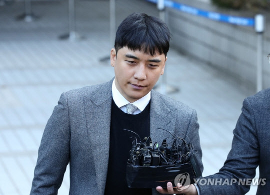 영장실질심사 마치고 나가는 승리(사진=연합뉴스)